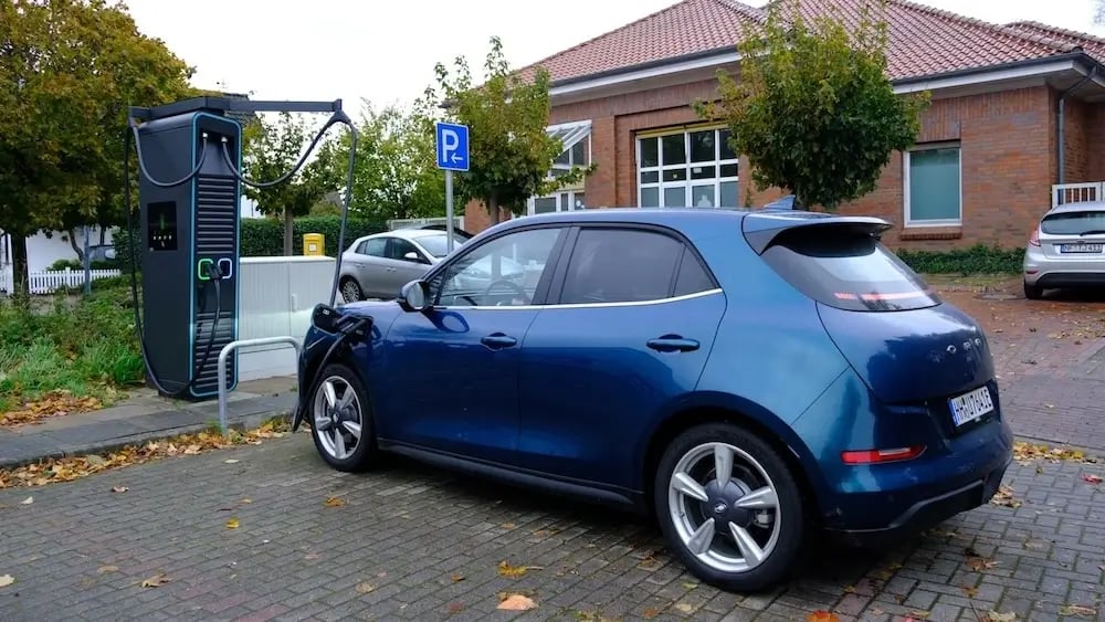 Blaues Auto wird an einer Alpitronic Hypercharger HYC 100 Schnellladesäule geladen