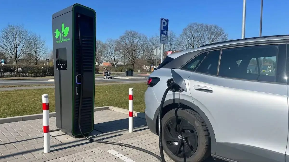 Elektroauto lädt an einer Schnellladesäule