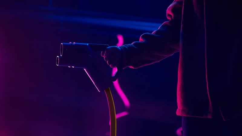 Homme avec connecteur de charge CCS en arrière-plan