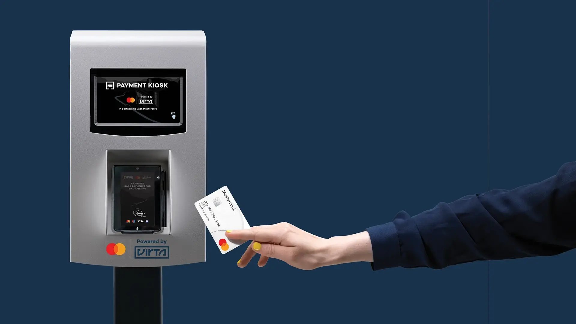 Hand hält Bezahlkarte an den Virta Payment Kiosk