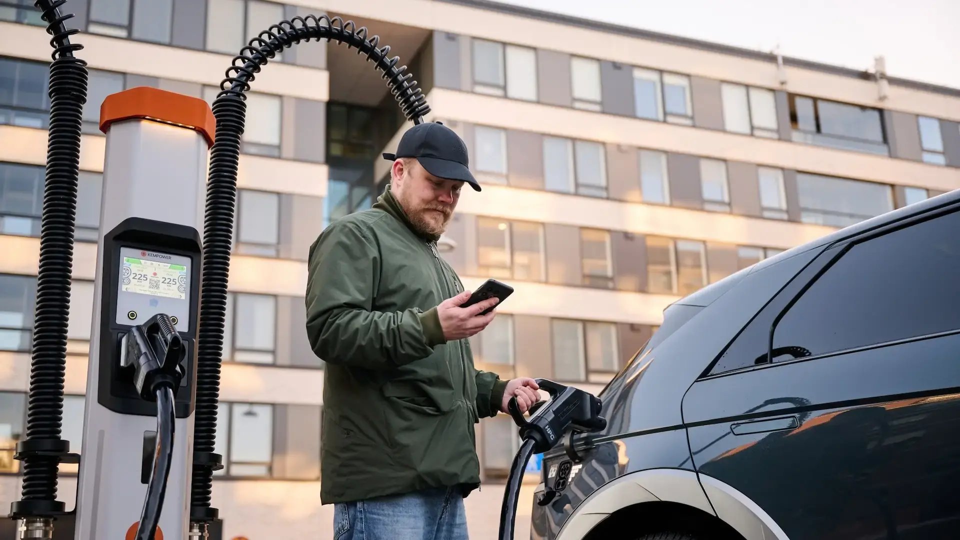 Man met smartphone ultrasnel opladen in de stad