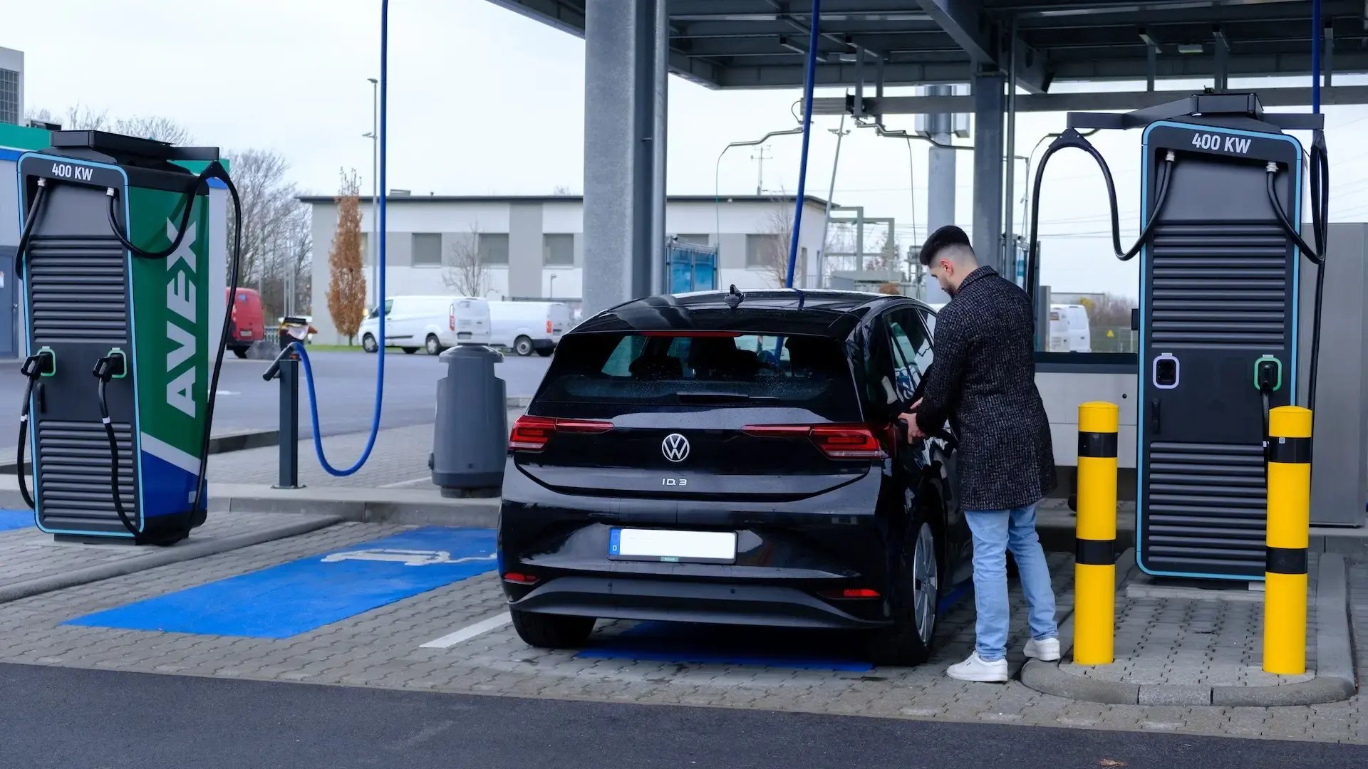 Mann lädt E-Auto an Alpitronic Hypercharger HYC 400 im AVEX Schnellladepark in Euskirchen