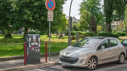 Eine Ladestation des Ardenne Metrople-Netzes an einem Park.