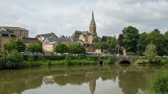 Charleville Mezières mit der Maas im Vordergrund