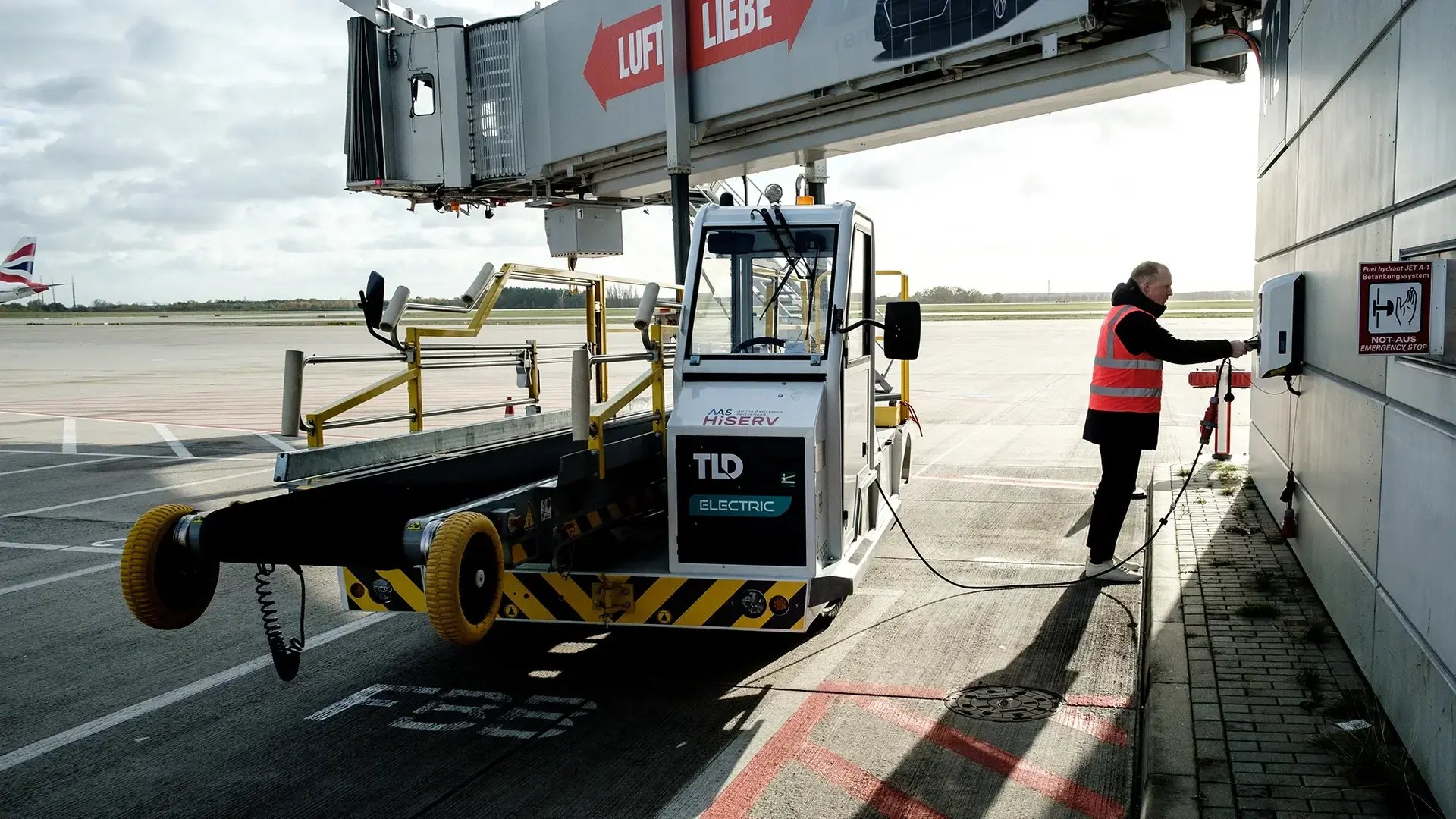 Electric vehicle luggage ramp charging airside