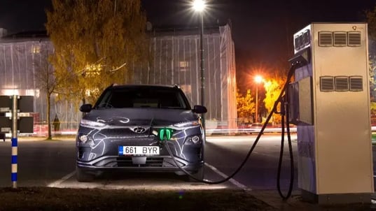 elektritransport-grey-ev-charging-dc-charger-night-time-parking-lot