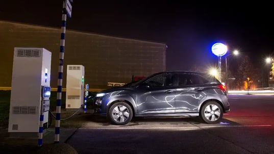elektritransport-grey-ev-charging-dc-charger-night