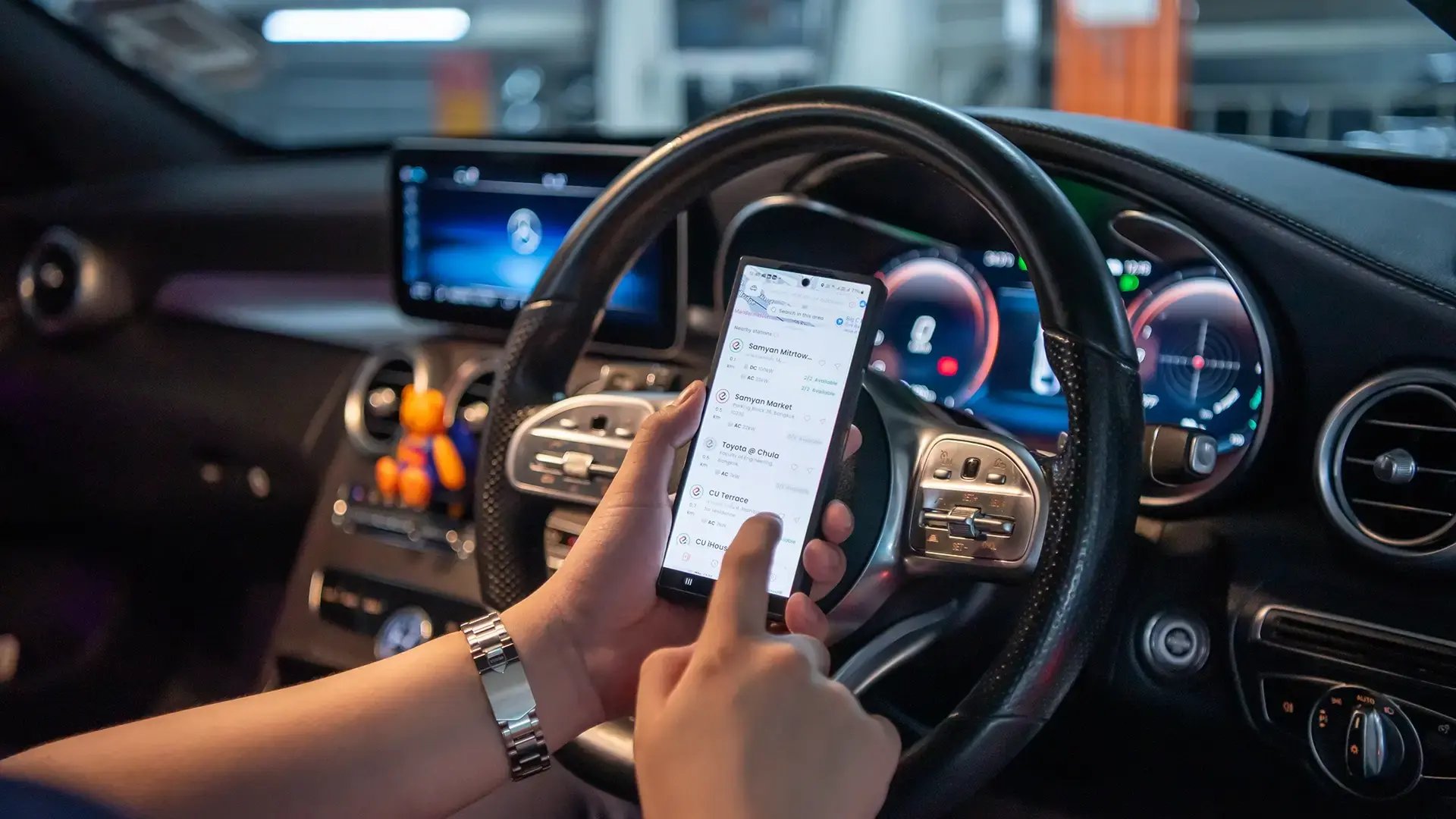evolt-app-mobile-inside-electric-car
