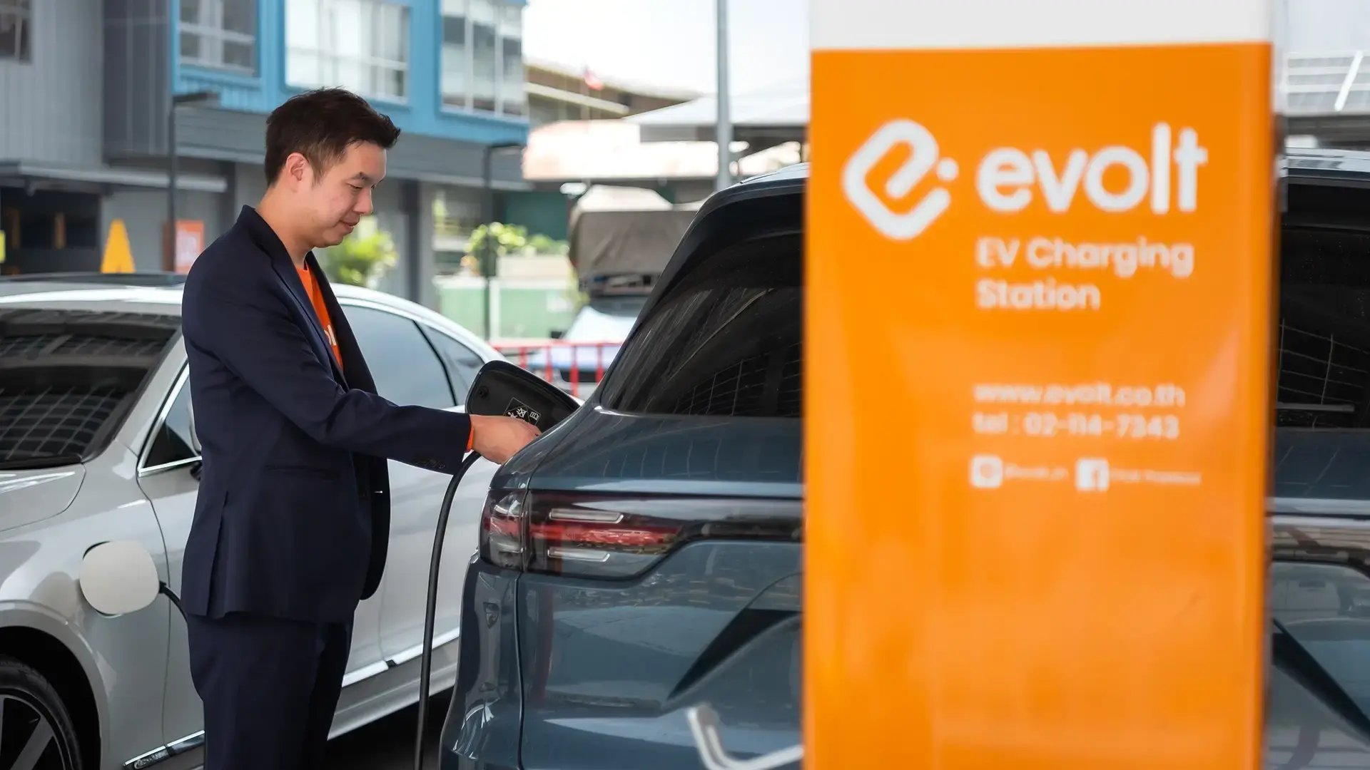 poonpat-loharjun-evolt-ceo-charging-at-evolt-charger