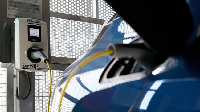 En elbil oplades ved en Virta Single-oplader i parkeringshuset i Helsinki Lufthavn