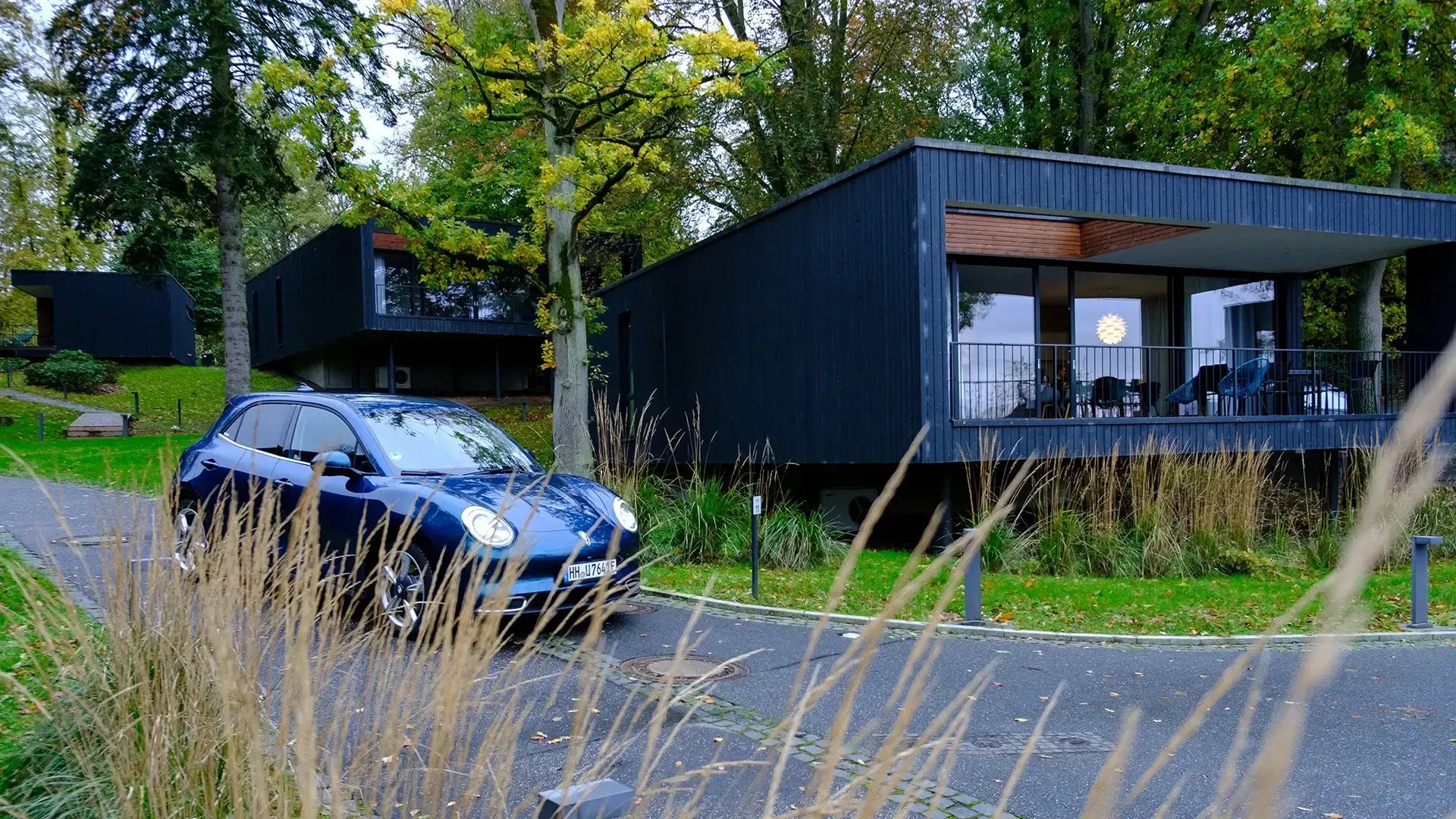 Glück in Sicht Ostseelodges E-Auto steht vor einer Lodge geparkt