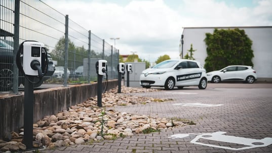 HEBERGER AC-Ladestationen von Virta auf dem Parkplatz