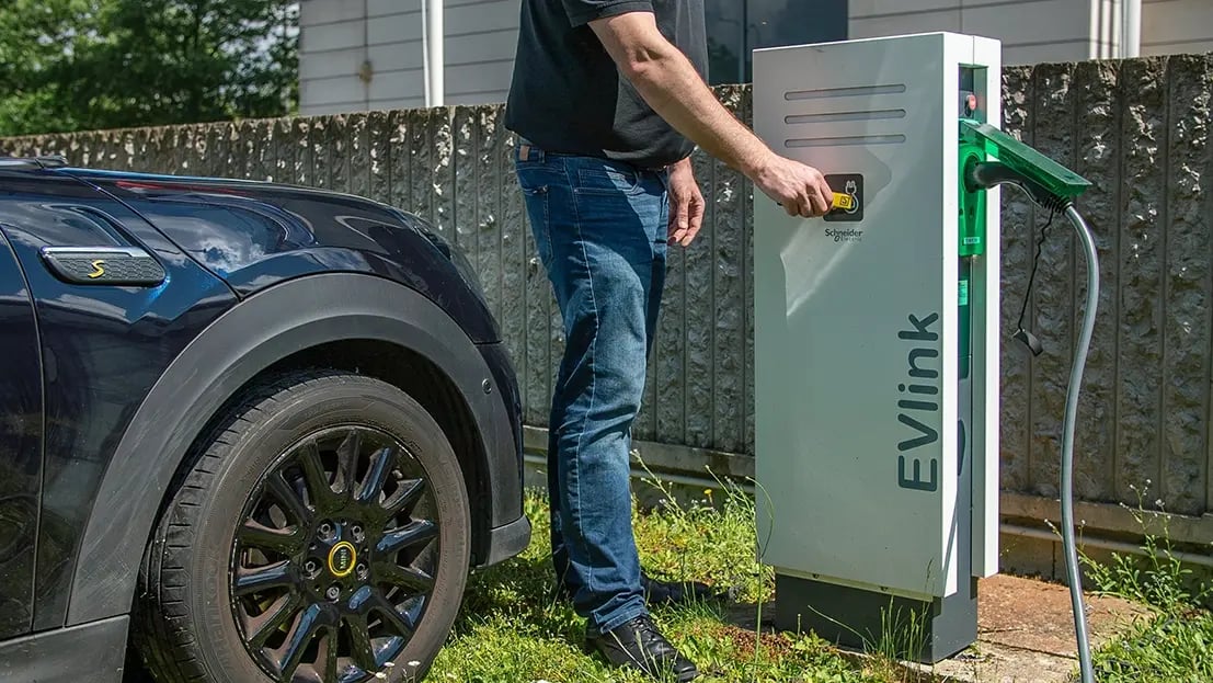 Mann benutzt RFID-Tag zum Laden eines Fahrzeugs am IRSN Standort