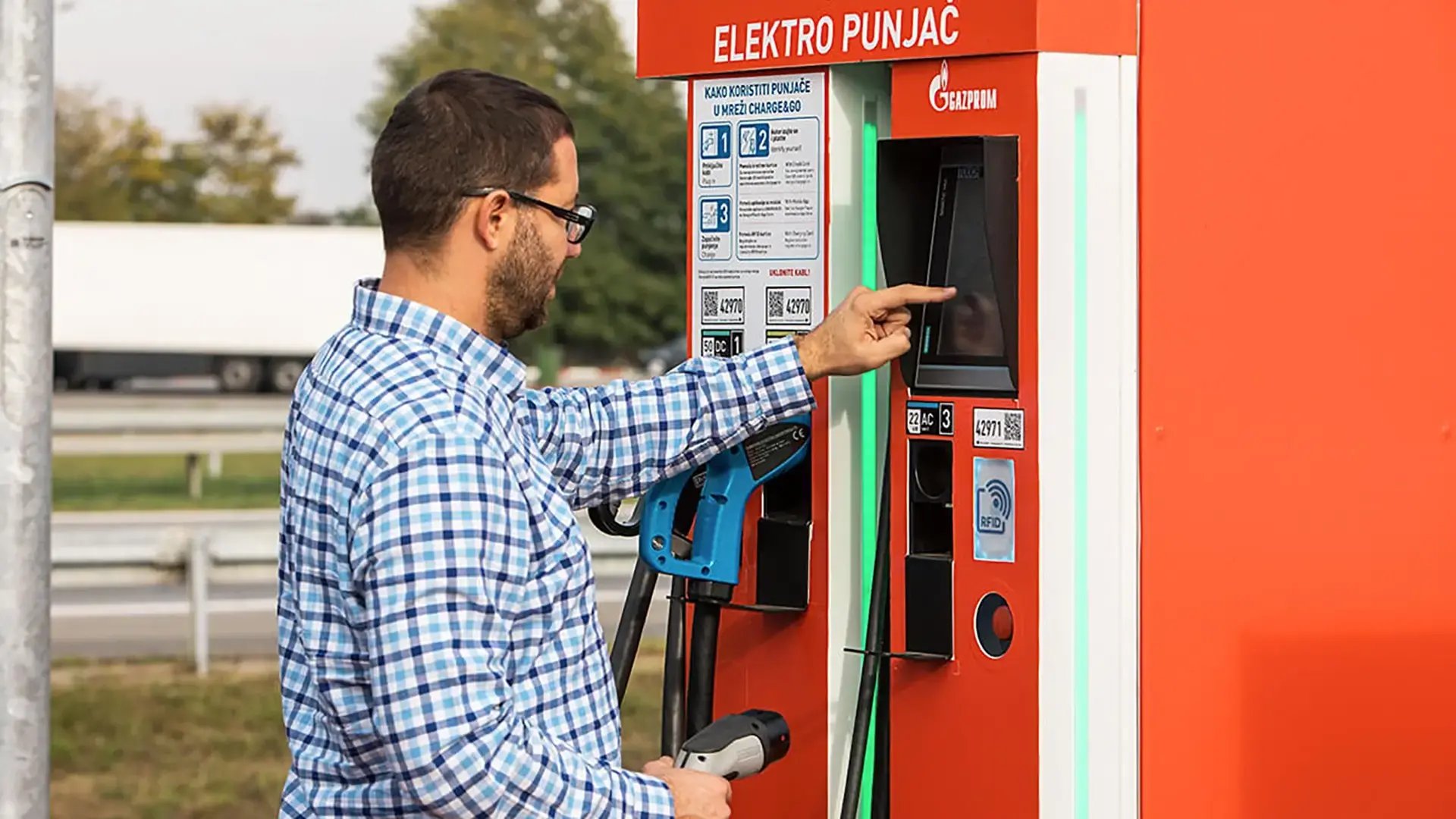 mt-komex-man-charging-next-to-highway