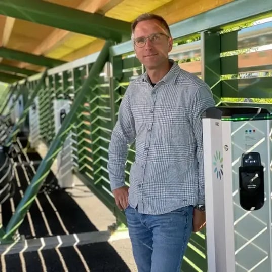 weland-hans-larsson-next-to-charger