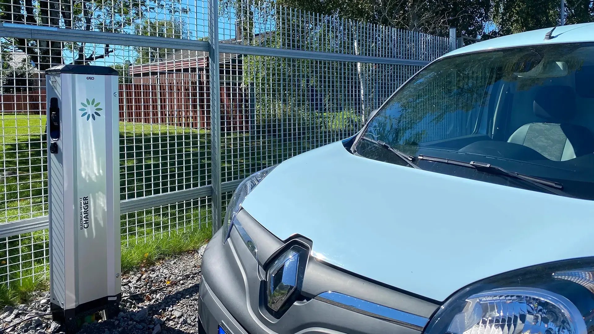 weland-renault-next-to-charger