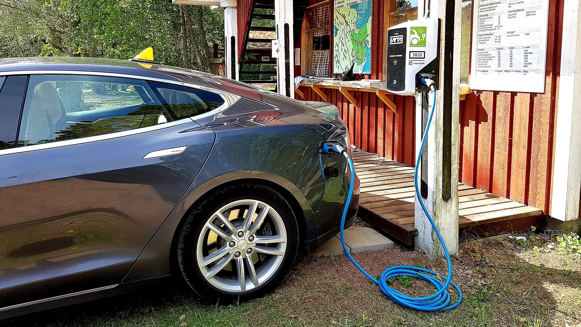 allwinds-aland-car-charging-next-to-wooden-cottage