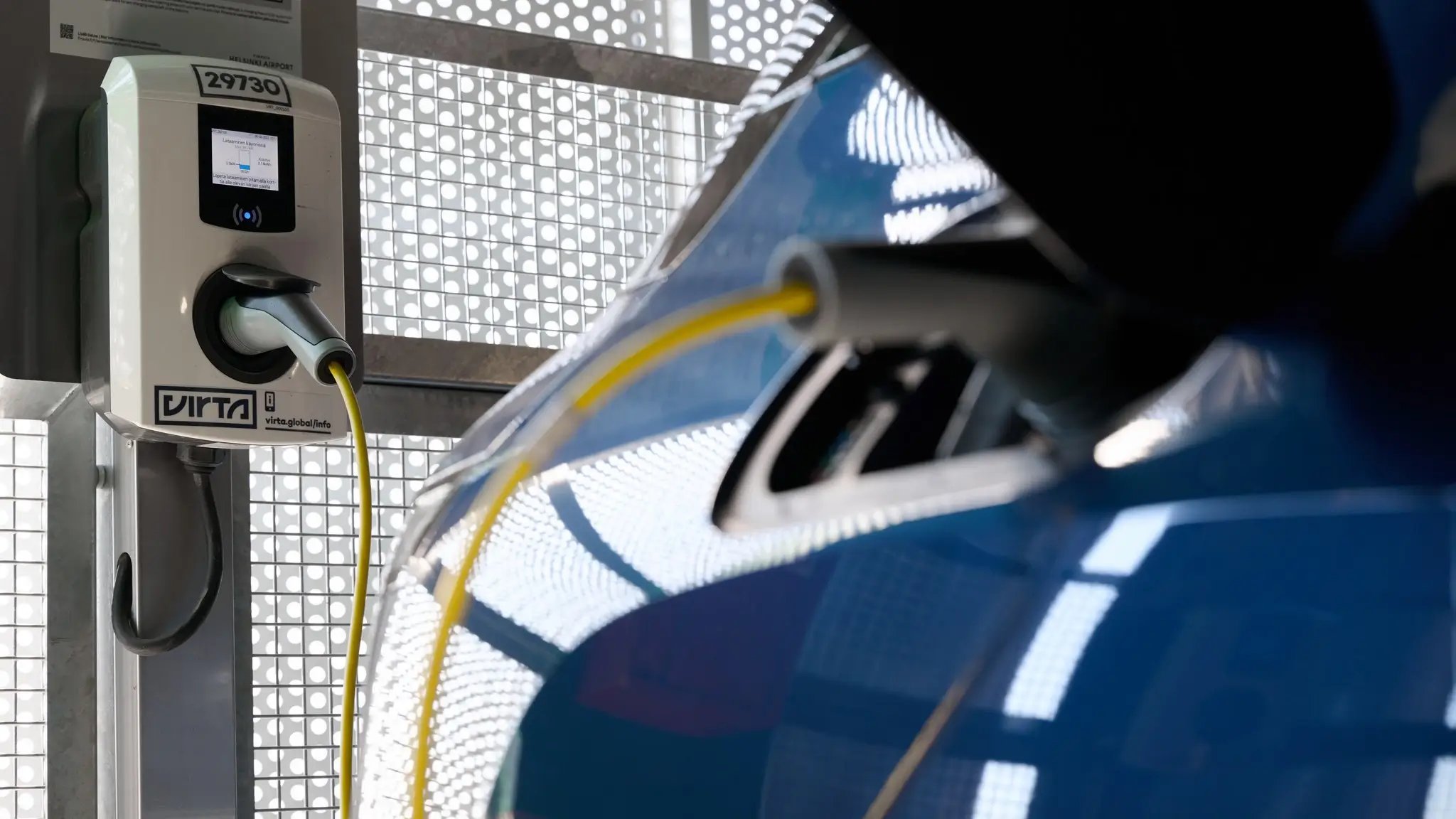 E-Auto lädt an einer AC Ladestation in Garage