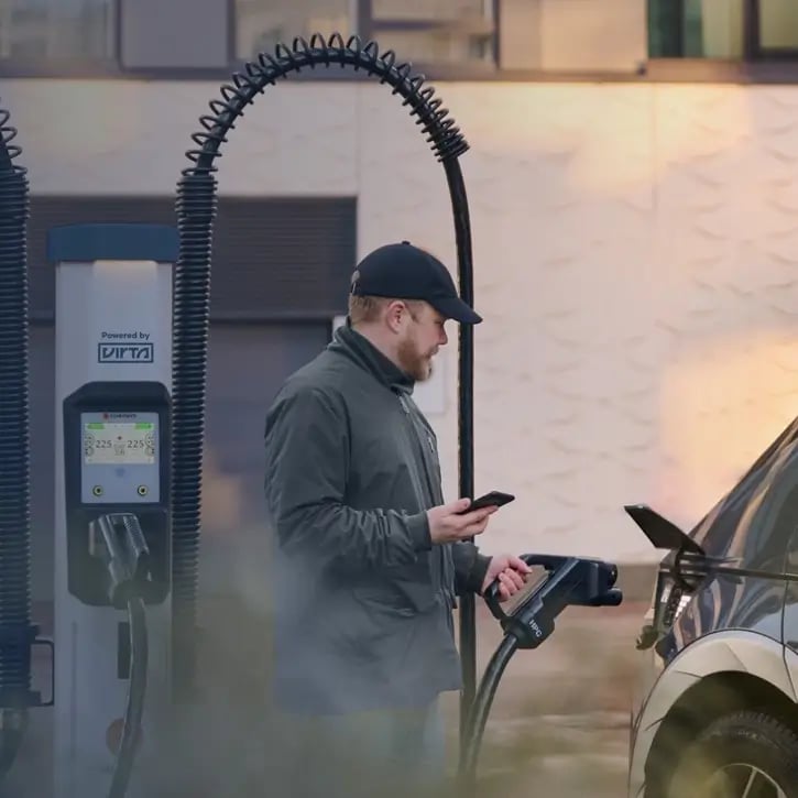 man-charging-at-fast-DC-charger-using-mobile-app