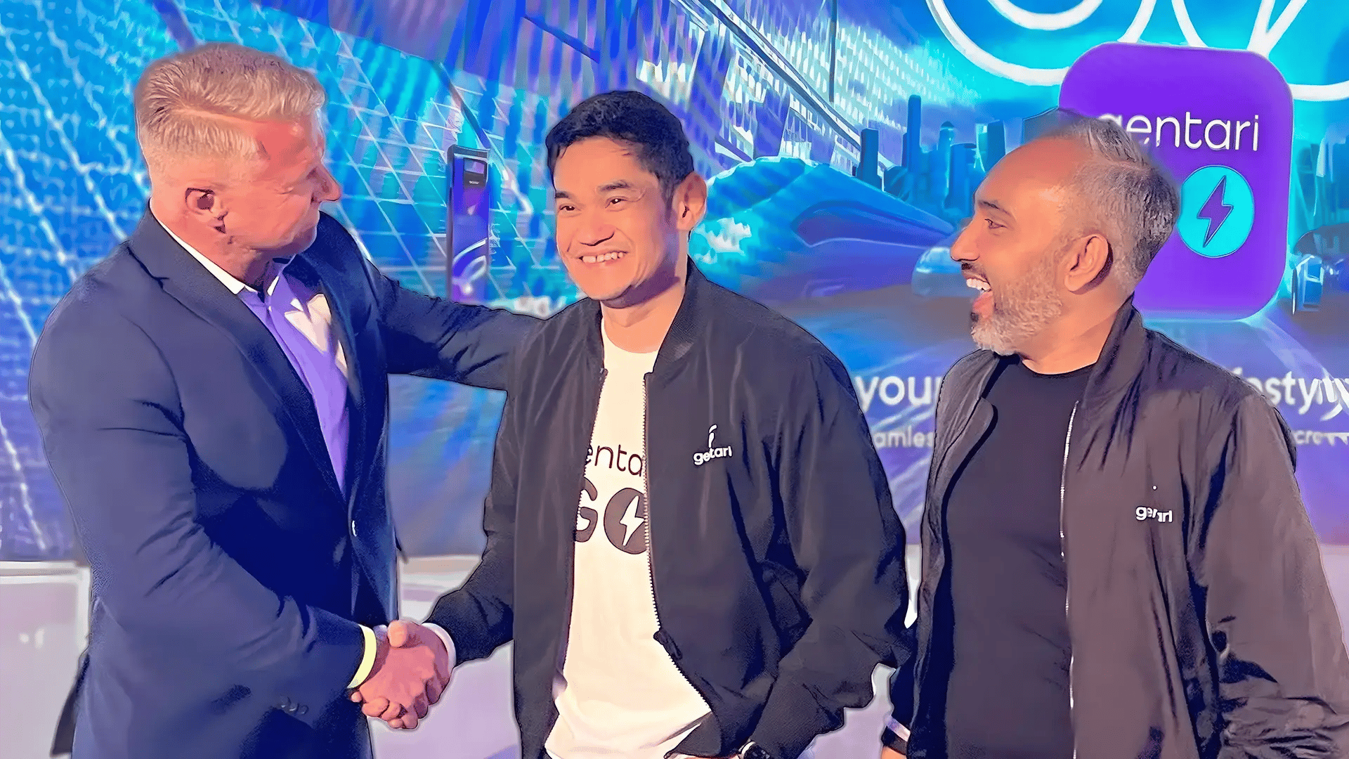 Elias Pöyry from Virta with Shah Yang Razalli from Gentari Green Mobility