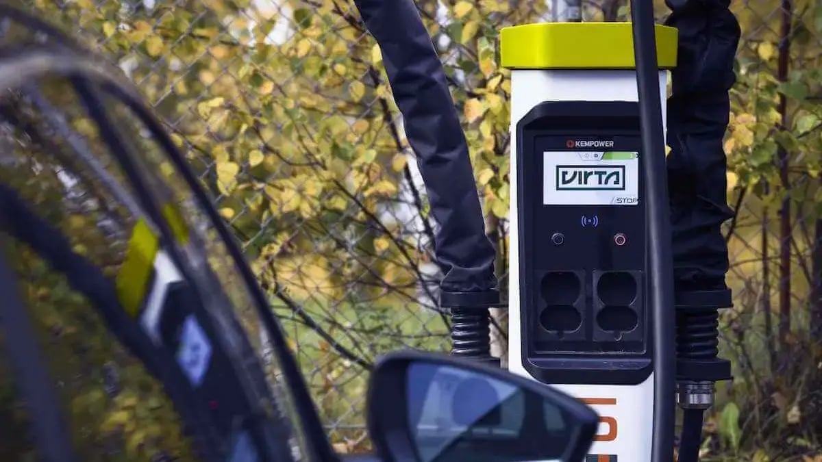 Kempower DC charger next to a car