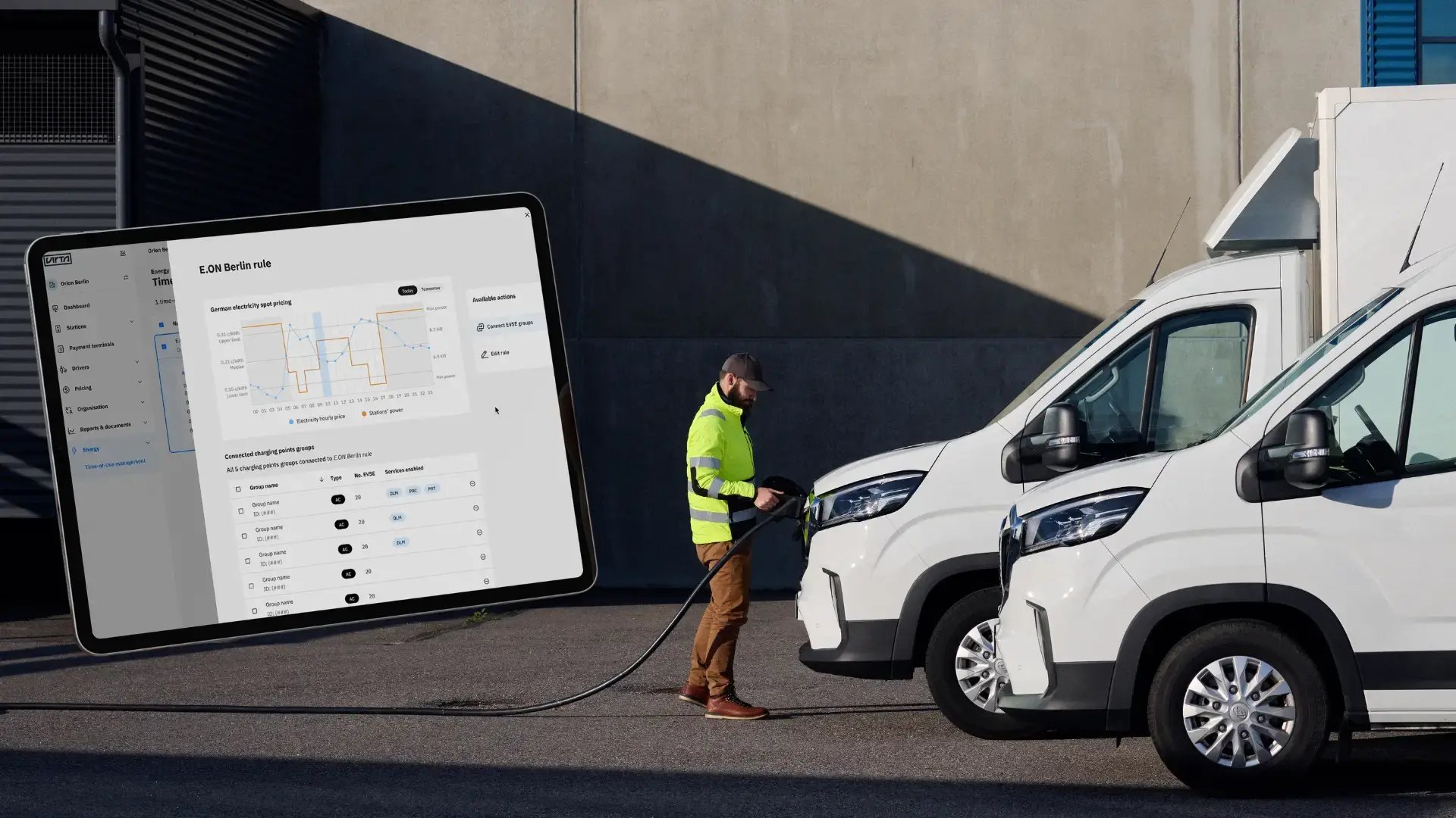 Un uomo ricarica un furgone di una flotta di veicoli elettrici; sulla sinistra un iPad mostra la funzione di gestione della ricarica e dell’energia di E.ON basata su tariffe time-of-use.