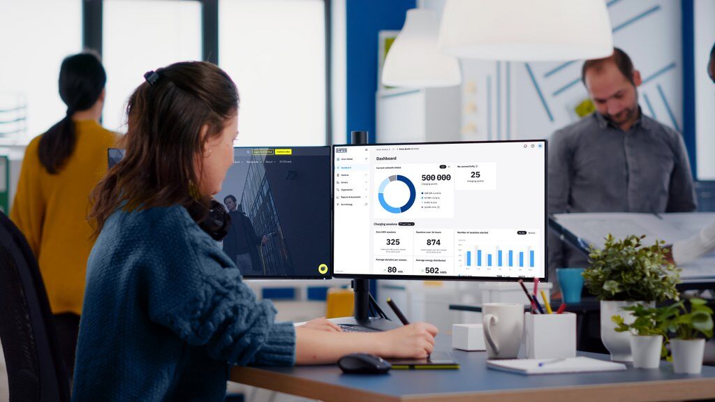 woman using hub at office (6)
