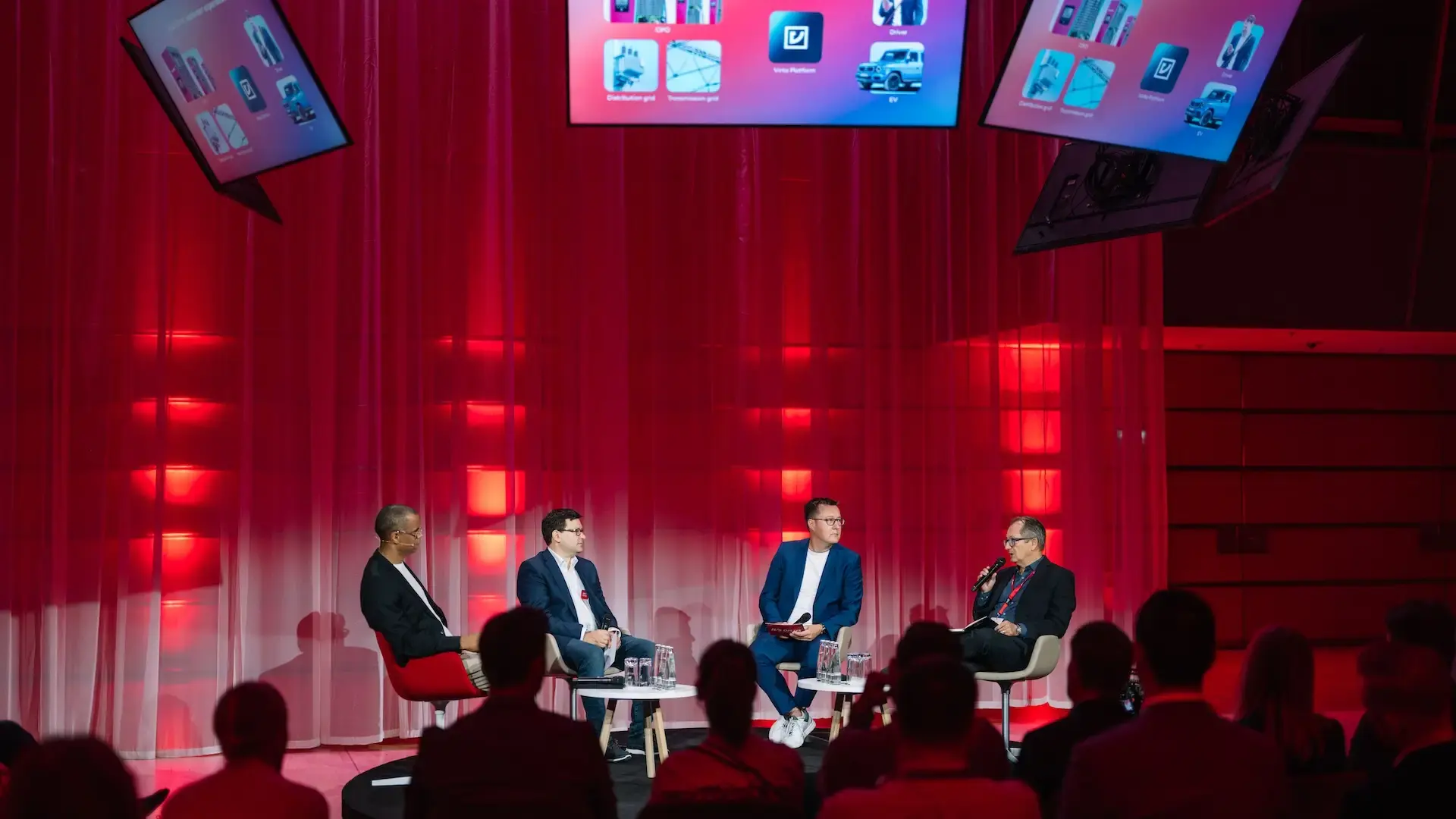 Christian Girardeau CSO di Virta al NeX25 Panel insieme a Nico Dettmer, COO Mercedes-Benz Charging Solutions e Jonas Prudlo, COO eMobility, Managing Director E.ON Drive